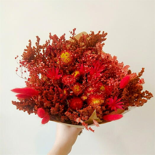 Букет із стабілізованих квітів у червоних тонах