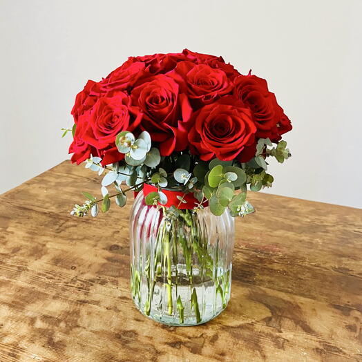 Букет красных роз в вазе