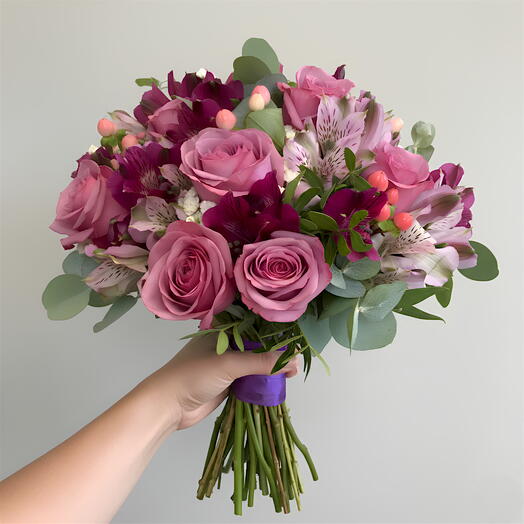 Bouquet de rosas malvas con alstroemerias moradas e hypericum
