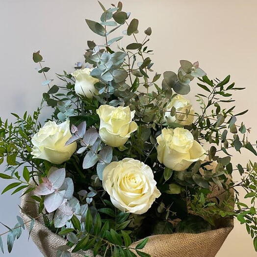 Ramo de 6 Rosas Blancas con Verdes Variados