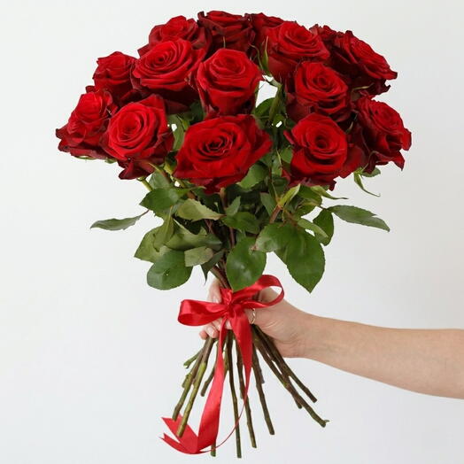 Букет із 15 червоних троянд з довгими стеблами