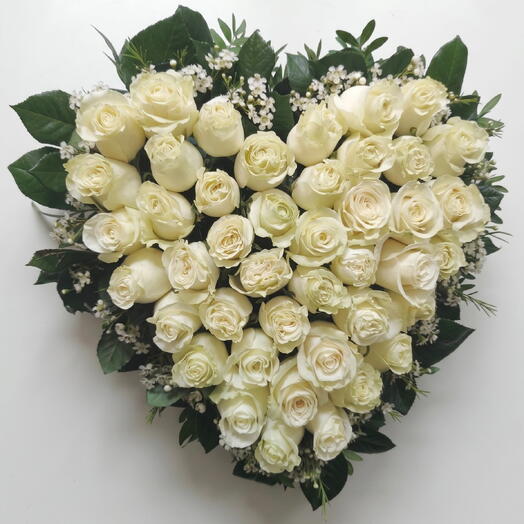 Corazon de rosas blancas