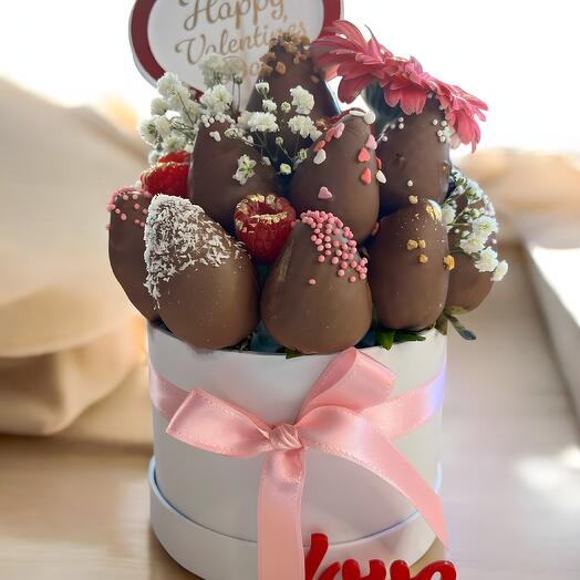 Fresas en una sombrerera