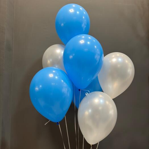 7 globos ( 3 blancos y 4 azules )