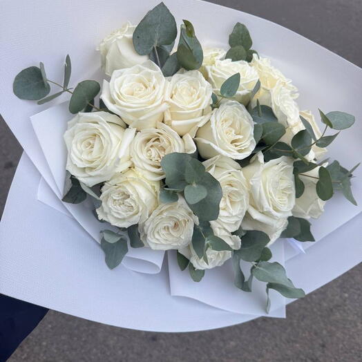 19 белых роз