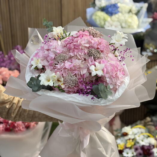 Ramo de hortensias y fresia