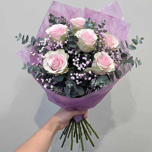 Ramo romantico de rosas rosa empolvado con gypsophila y eucalipto