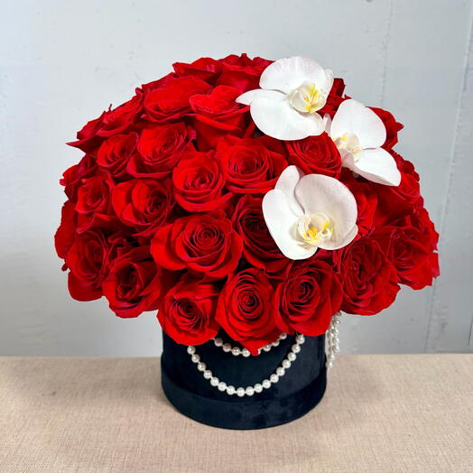 Empress Royale: Lux Large -70 rosas rojas, orquídeas, drapeado de perlas - aniversario, día de San Valentín, propuesta, te amo, simplemente porque sí