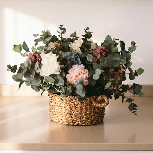 Cesta Magna de Hortensias Preservadas con Eucalipto – Centro Floral Grande en Cesta de Mimbre