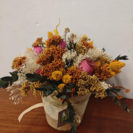 Cesta de cuerda con flores secas