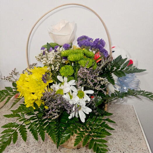 Cesta de flores y peluche