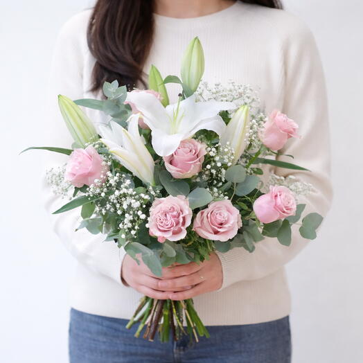 Ramo de rosas y liliums