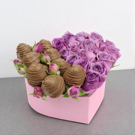 Ramo de fresas bañadas en chocolate y mini rosas rosadas