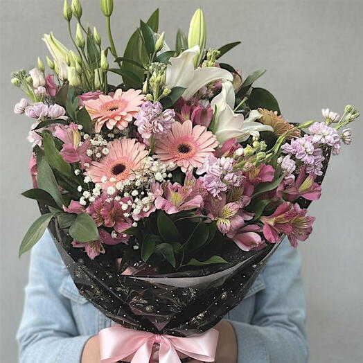 Різноманітний букет з гербер і лілій і альстромерій