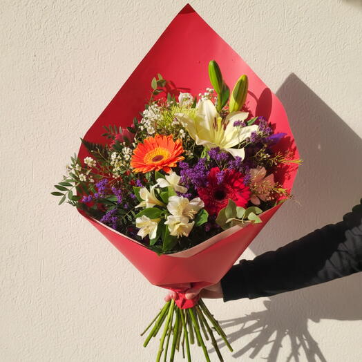 Элегантный разноцветный букет с лилиями и герберами
