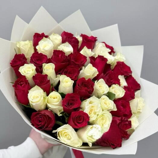 51 красных и белых роз