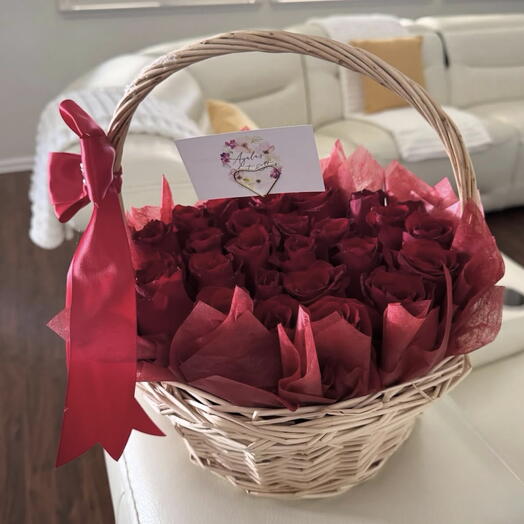Cesta con 30 rosas rojas