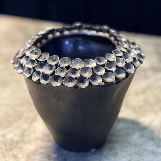 Jarron de ceramica marron oscuro