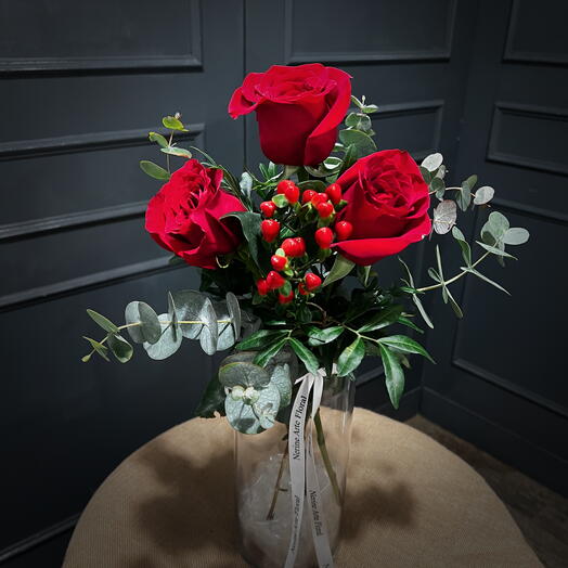 Ramito de tres rosas con Hypericum