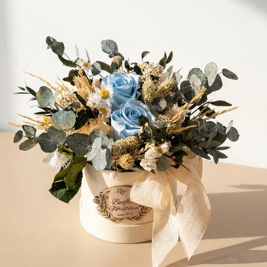 SOMBRERERA SARA – Sombrerera con Rosas Azules Preservadas y Flores Secas