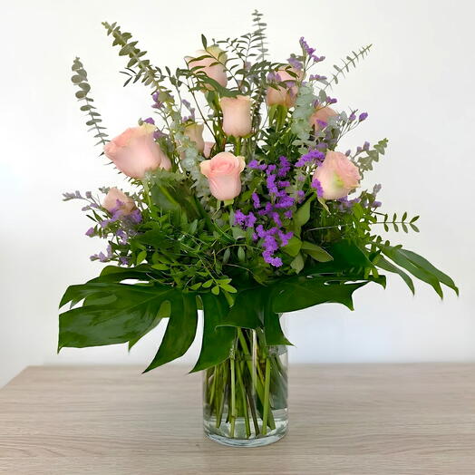 Pinks vase roses