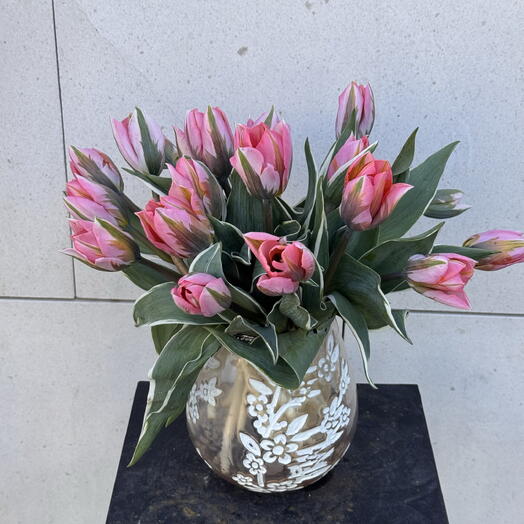 Ніжно-рожеві тюльпани з вазою