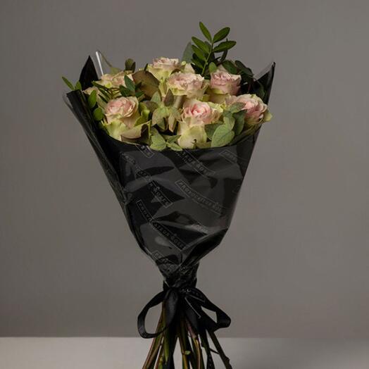 Ramo de rosas rosas con verde