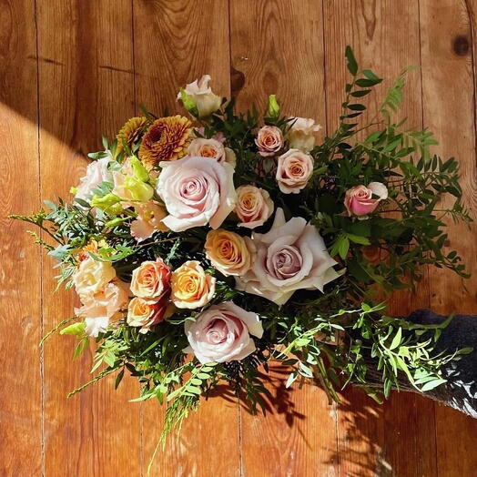 Ramo rosas y flores naturales pastel