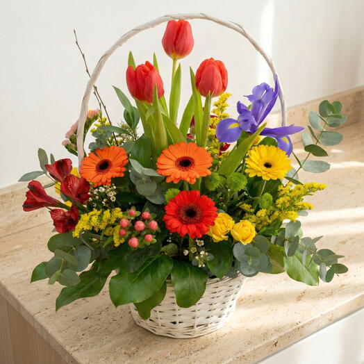 Cesta Primaveral Norka – Canasta de flores primaverales con tulipanes y gerberas