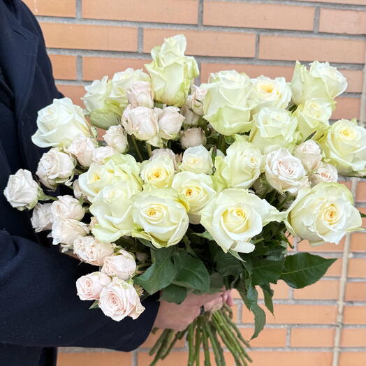 Ramo con rosas crema y blanco