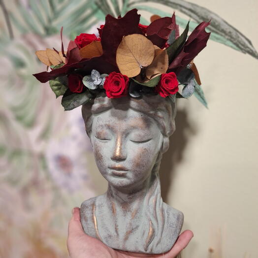 Busto femenino con tocado de flor eterna