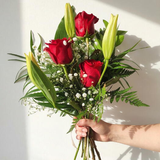 Trilis – Bouquet of 3 red roses and lilium with baby's breath and natural foliage