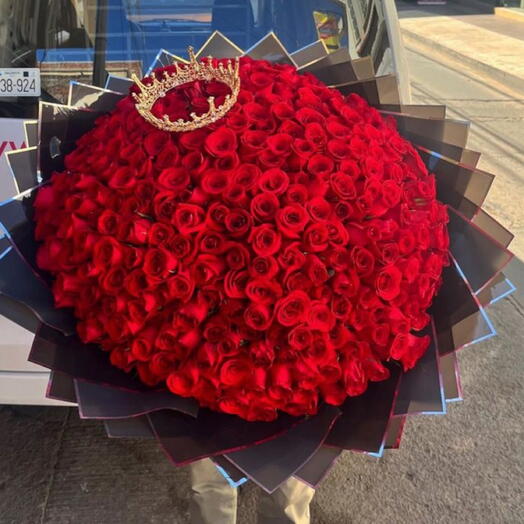 Ramo de 400 rosas rojas con corona