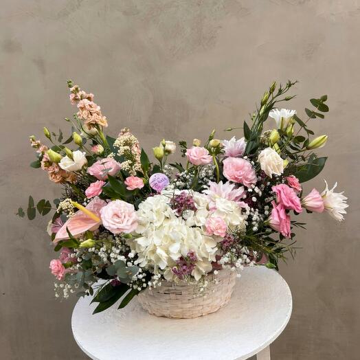 Colinas Verdes – Centro de flores elegantes con eustomas y hortensias