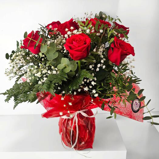 Ramo de rosas con jarron de cristal