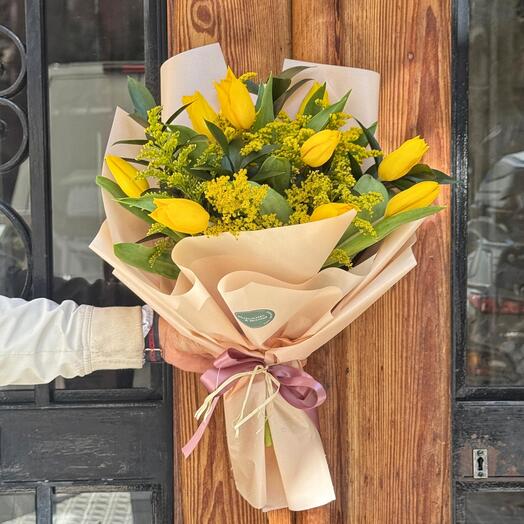 Yellow Submarine - Ramo de 10 Tulipanes y Solidagos