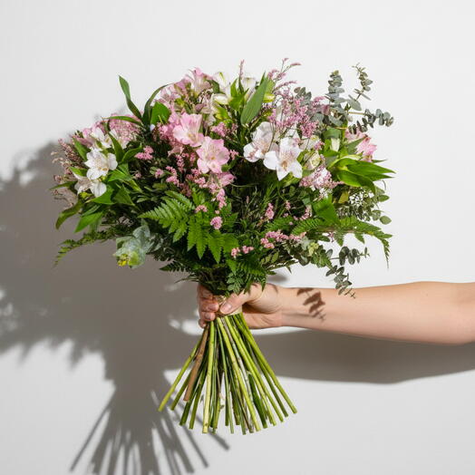 Ramo delicado de alstroemerias rosadas