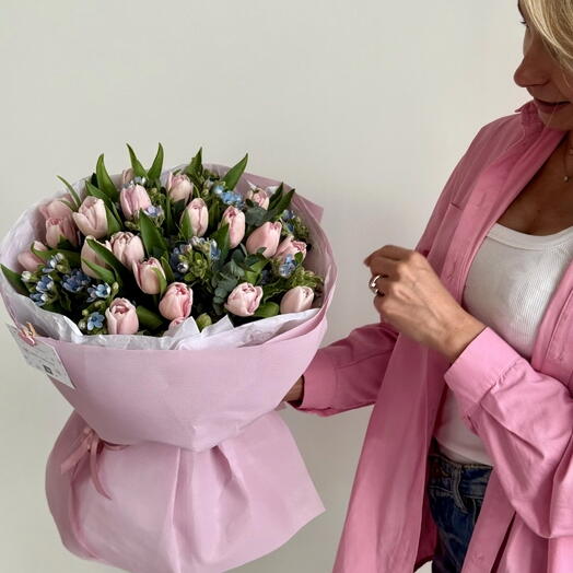 Розовые тюльпаны с экзотическими цветами