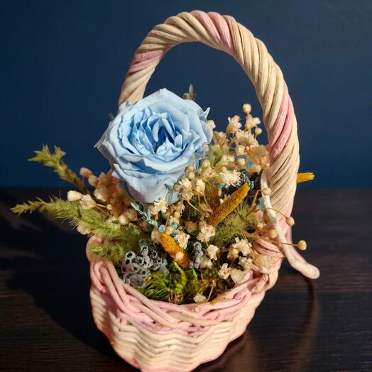Cesta mini con flores eternas (a escoger color de la rosa: cereza, roja, azul)