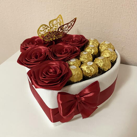Heart Box with 6 Red Roses and 9 Ferrero – Romantic Gift for birthday / anniversary / to surprise