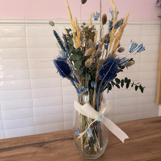 Fleurs séchées dans un vase