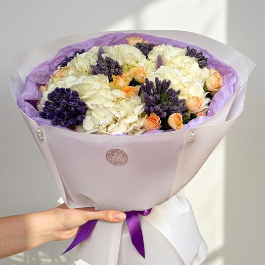 Ramo Veronica de Hortensias Blancas – Bouquet Elegante con Rosas Spray y Flores Frescas