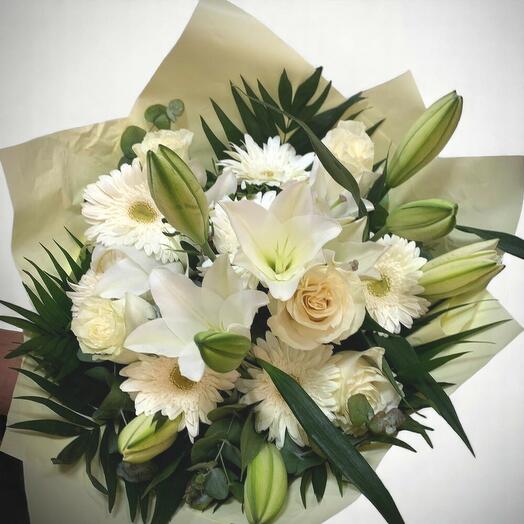 Élégance blanche: lys, gérberas et roses