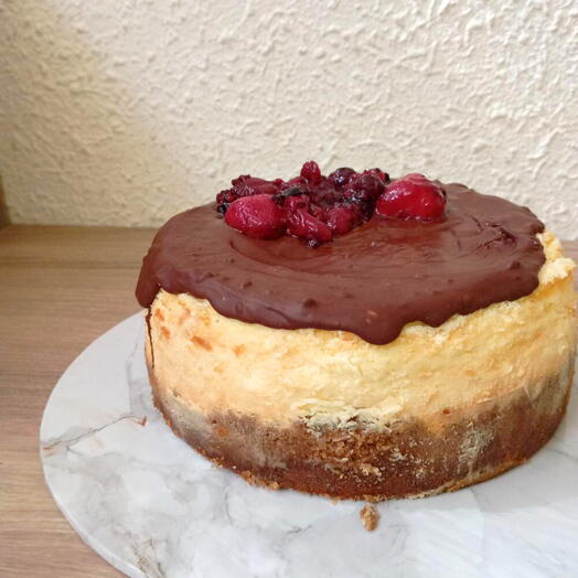 Cheesecake con chocolate derretido