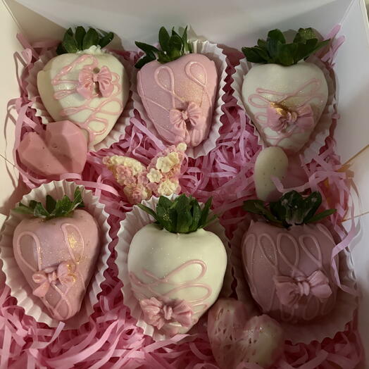 Caja de 6 fresas cubiertas en chocolate blanco y rosa