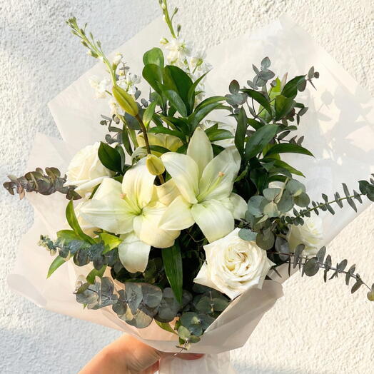 Ramo Claro de Luna – Bouquet de Rosas Blancas y Lirios con Verdes Elegantes