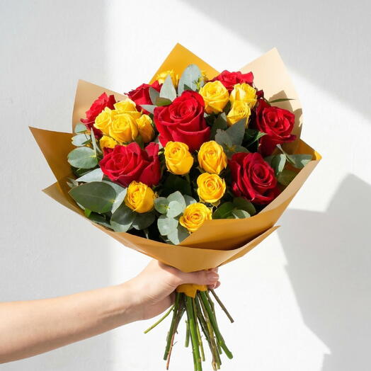 Ramo de rosas rojas y amarillas con eucalipto – Bouquet elegante y vibrante
