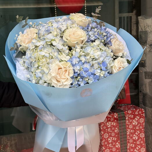 Bouquet de roses en coton et d'hortensias