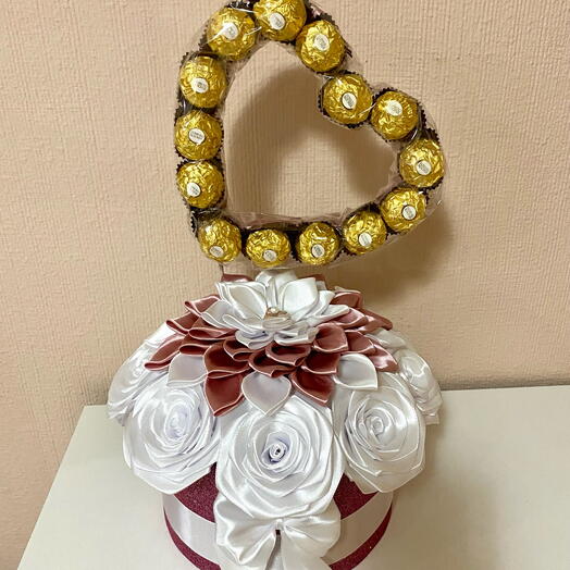 Caja de regalo premium con rosas eternas blancas