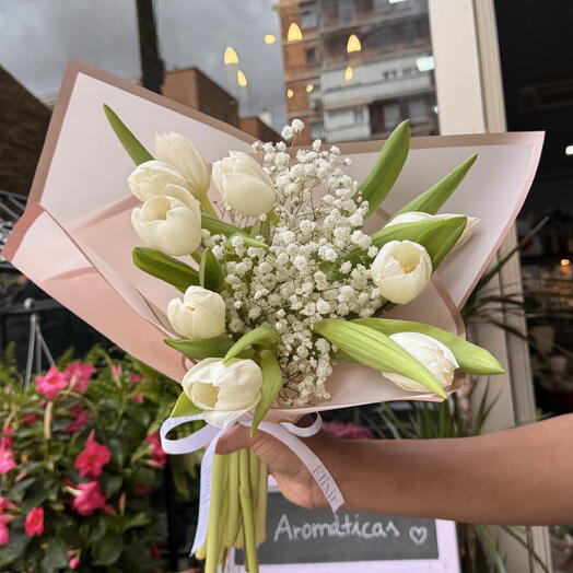 Bouquet of 10 white tulips